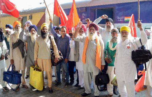 Farmers protesting agri laws block KMP expressway in Haryana Farmers protesting agri laws block KMP expressway in Haryana