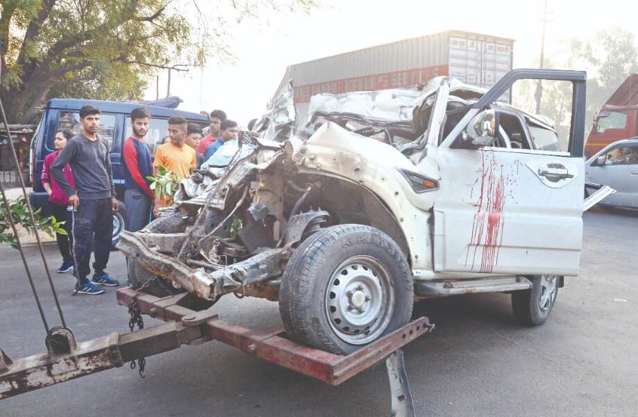 9 dead, 3 injured as SUV collides with tractor-trolley in Agra 9 dead, 3 injured as SUV collides with tractor-trolley in Agra