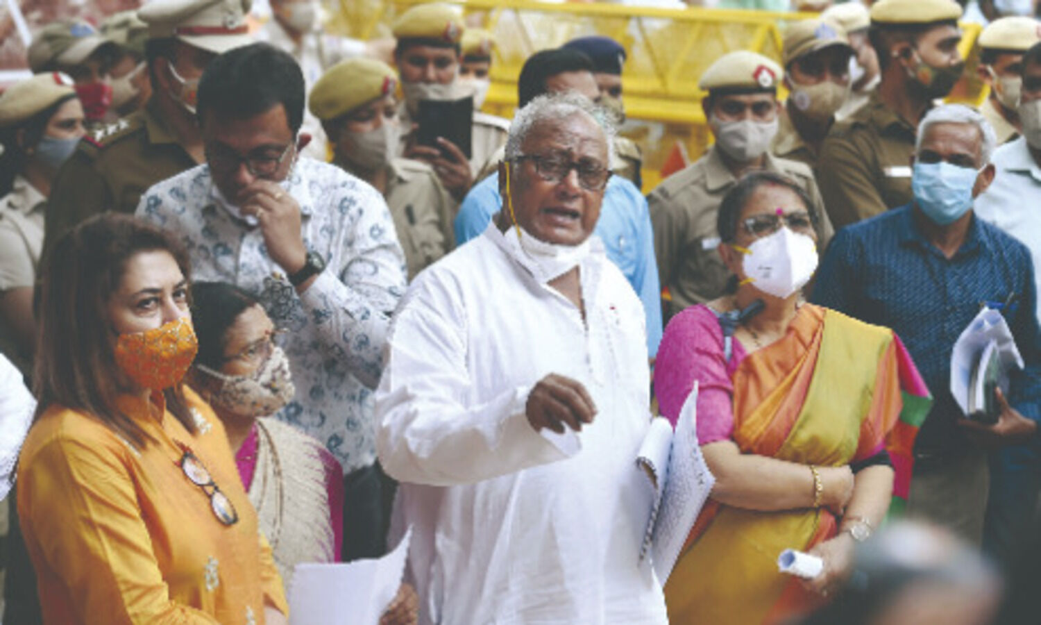 TMC team meets EC, seeks high-level probe into attack on Mamata