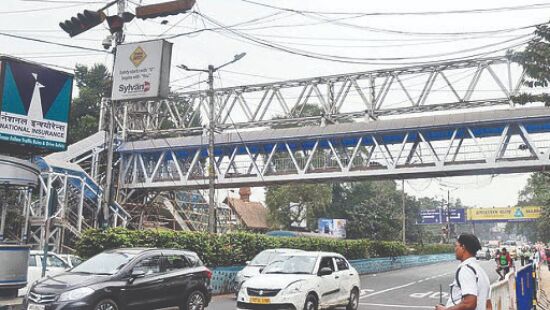 KMC places main beam of footover bridge at Exide Crossing
