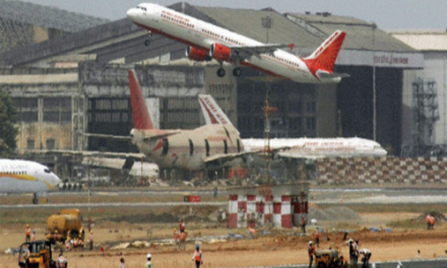 Govt to sell remaining stake in Delhi, Mumbai, Blore, Hyderabad airports