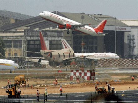 Govt to sell remaining stake in Delhi, Mumbai, Blore, Hyderabad airports