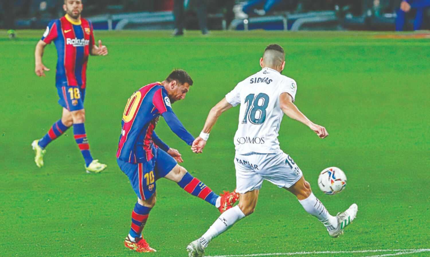 Messi ties Xavis record as Barcelona cut Atléticos lead