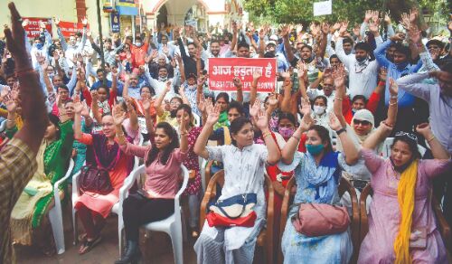2-day bank strike ends; unions warn of intensifying stir if Centre goes ahead with privatisation of PSBs 2-day bank strike ends; unions warn of intensifying stir if Centre goes ahead with privatisation of PSBs