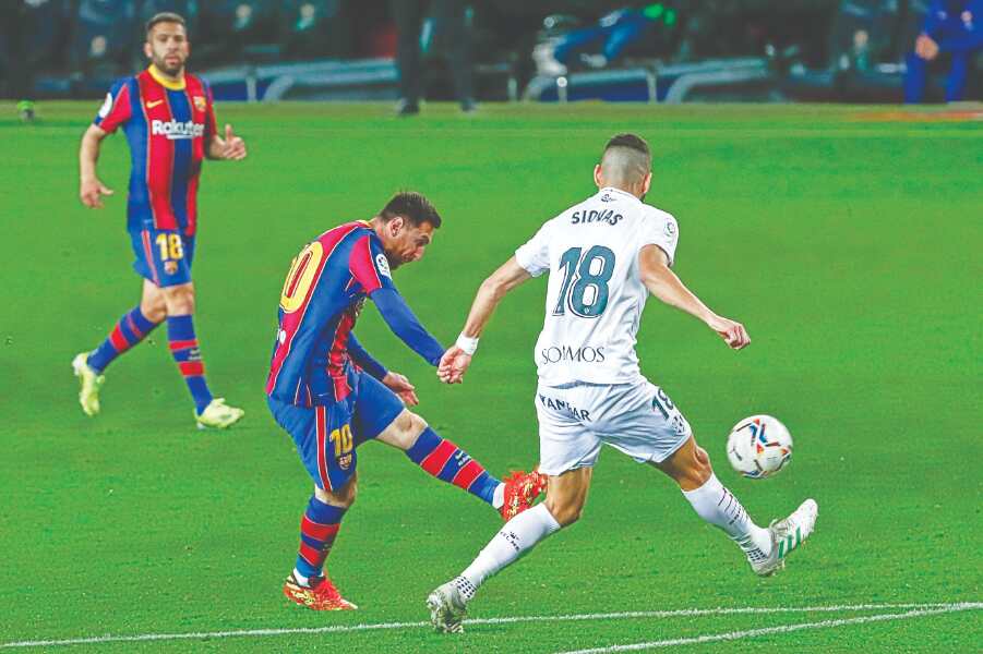 Messi ties Xavis record as Barcelona cut Atléticos lead Messi ties Xavis record as Barcelona cut Atléticos lead