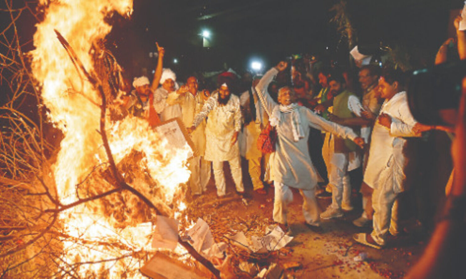 Farmers burn copies   of laws at border sites