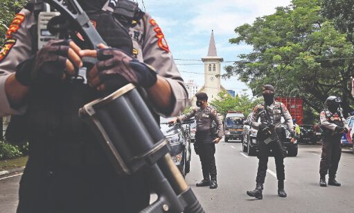 Suicide bomb hits Indonesias Palm Sunday Mass, 20 hurt Suicide bomb hits Indonesias Palm Sunday Mass, 20 hurt