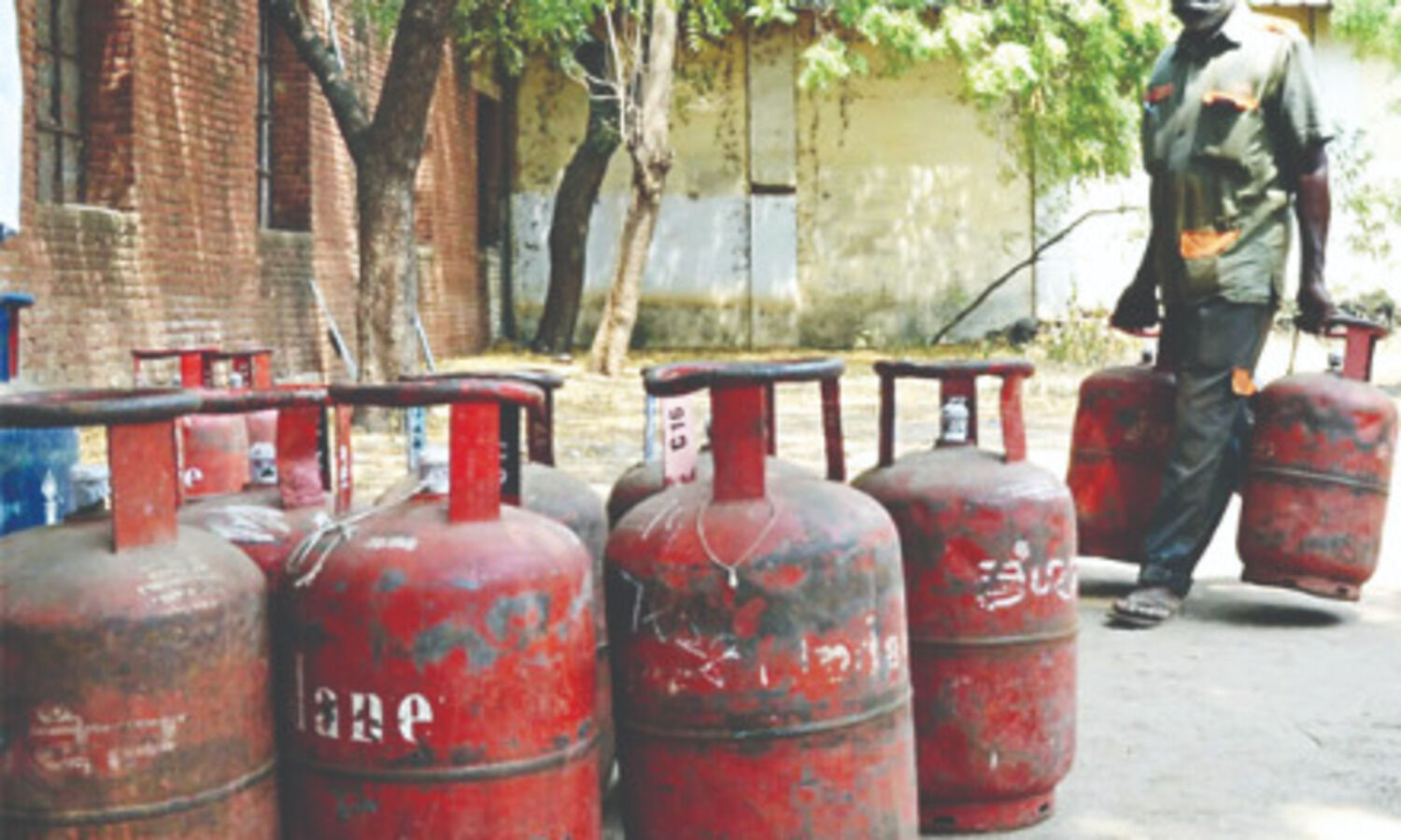 LPG cylinder price cut by `10 on easing of oil prices