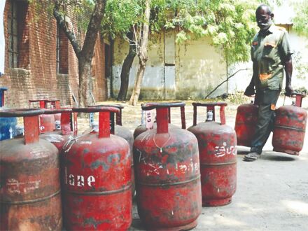 LPG cylinder price cut by `10 on easing of oil prices