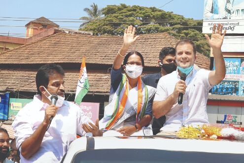 Rahul accuses PM Modi of helping big corporates Rahul accuses PM Modi of helping big corporates