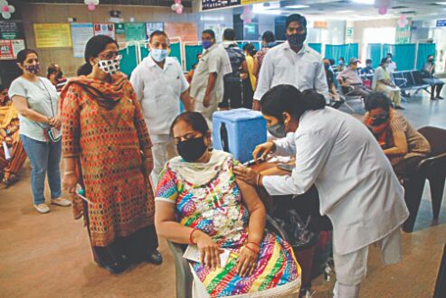 Delhi looking to start vaccinating those below 45 by Apr 15: Sources Delhi looking to start vaccinating those below 45 by Apr 15: Sources