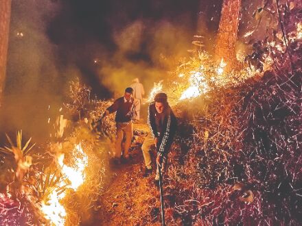 Centre rushes 2 helicopters to control forest fires in Uttarakhand Centre rushes 2 helicopters to control forest fires in Uttarakhand