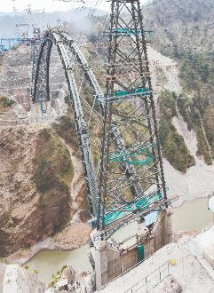 Arch of worlds highest railway bridge on Chenab completed Arch of worlds highest railway bridge on Chenab completed