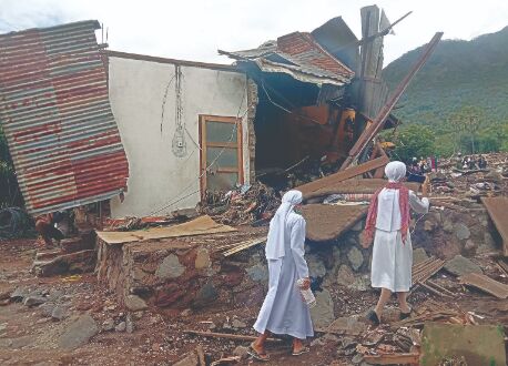 Indonesian rescuers dig for people   buried in landslides