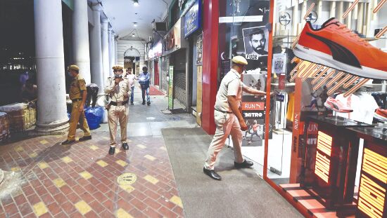 City scrambles to make curfew; cops flood streets City scrambles to make curfew; cops flood streets