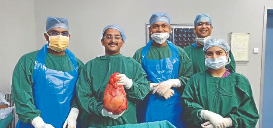 Surgeons   remove 5-kg   tumour from   12-year-olds   stomach