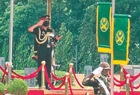 Naravane meets Bdesh Navy, Air Force chiefs; holds def talks Naravane meets Bdesh Navy, Air Force chiefs; holds def talks