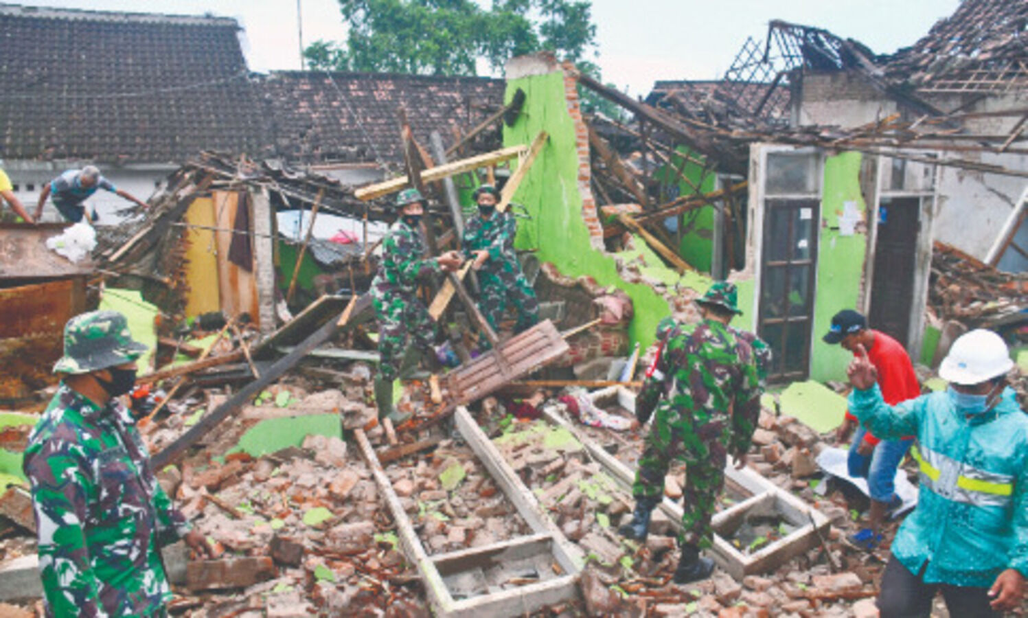 Indonesia earthquake leaves 8 dead, dozens hurt