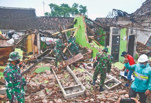 Indonesia earthquake leaves 8 dead, dozens hurt Indonesia earthquake leaves 8 dead, dozens hurt