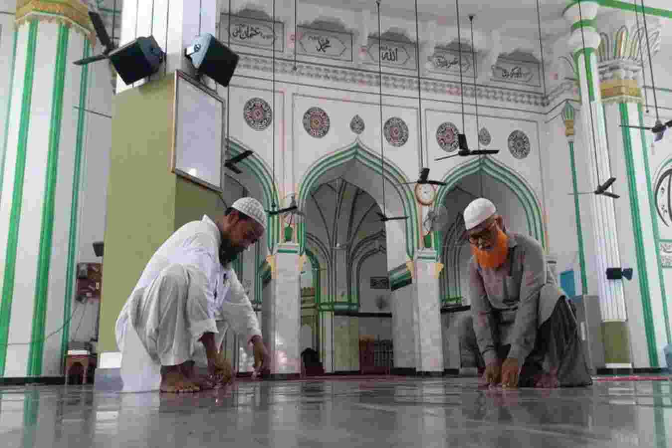 No mass prayers at Mumbai mosque during Ramadan: HC No mass prayers at Mumbai mosque during Ramadan: HC