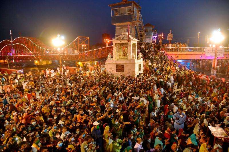 Shahi snan in Haridwar: Lakhs ignore Covid to take holy dip Shahi snan in Haridwar: Lakhs ignore Covid to take holy dip