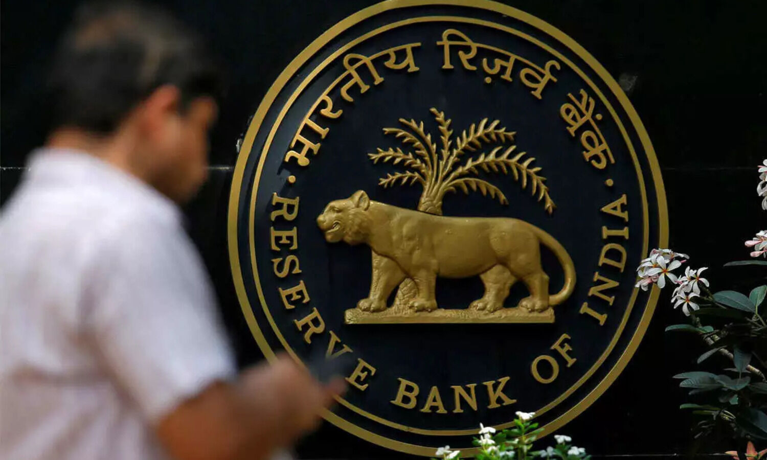 RBI receives 8 pleas for setting up banks