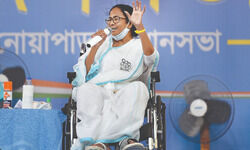 Mamata urges EC not to allow outsiders to state sans –ve Covid report