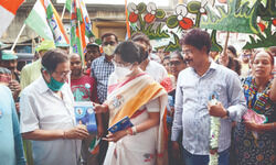 Feud in BJP & Lefts shrunken vote bank to help Sashi Panja: Experts Feud in BJP & Lefts shrunken vote bank to help Sashi Panja: Experts