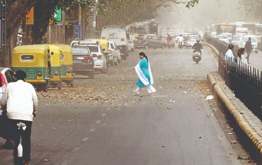 Strong dust storm hits Delhi, light rain in several areas; woman killed, daughter injured Strong dust storm hits Delhi, light rain in several areas; woman killed, daughter injured