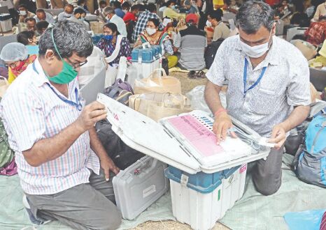 EC bans rallies between 7 pm & 10 am; extends silence hours to 72 hrs EC bans rallies between 7 pm & 10 am; extends silence hours to 72 hrs