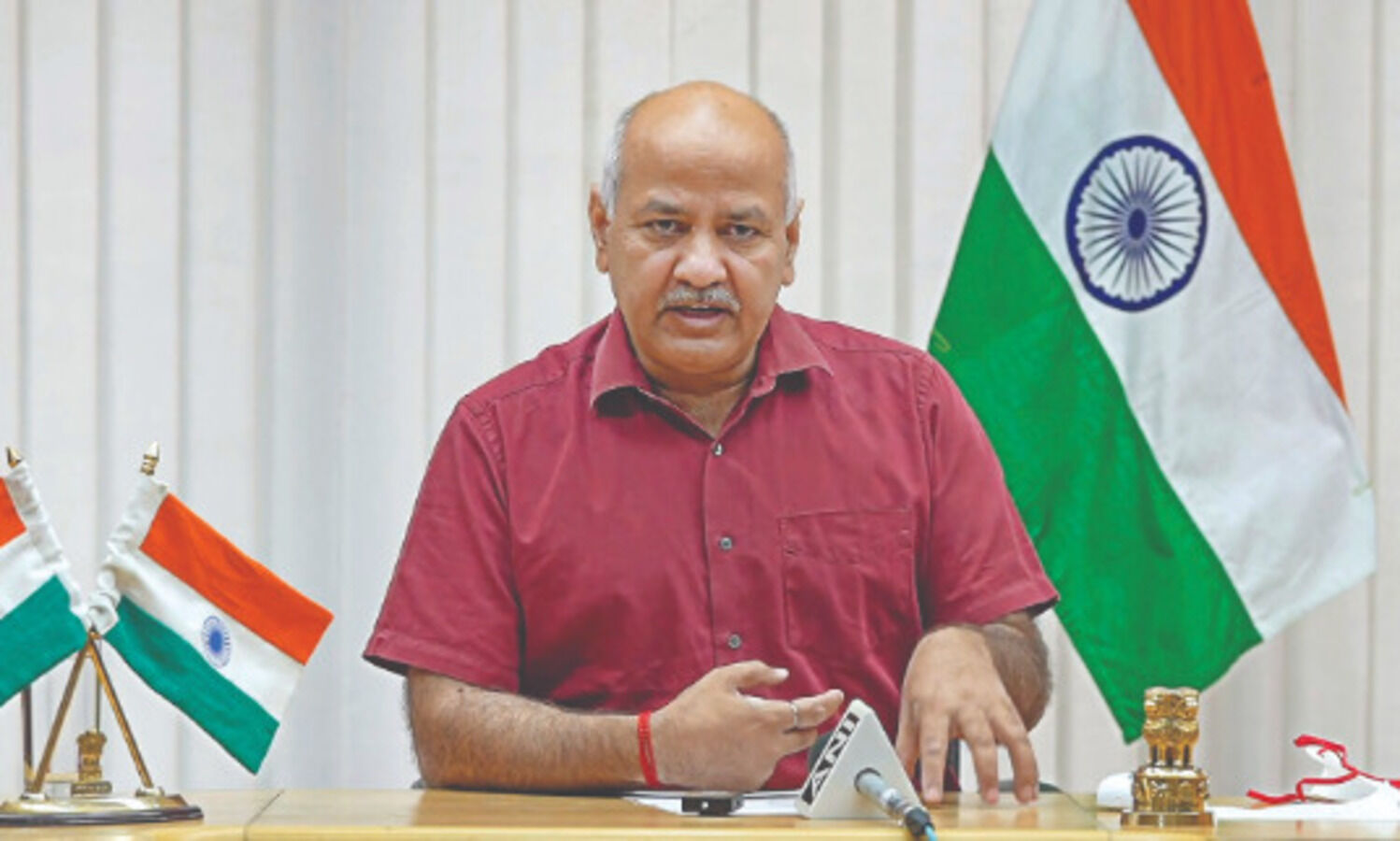 UP, Hry cops holding  back oxygen to hosps,  Sisodia tells Vardhan