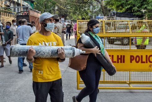 Delhi Police arrange oxygen for several hospitals grappling with shortage Delhi Police arrange oxygen for several hospitals grappling with shortage
