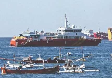 Frantic search for missing Indonesian sub as air dwindles Frantic search for missing Indonesian sub as air dwindles