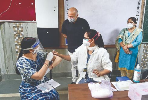 Delhi asks Centre to send in Army for beds, oxygen Delhi asks Centre to send in Army for beds, oxygen