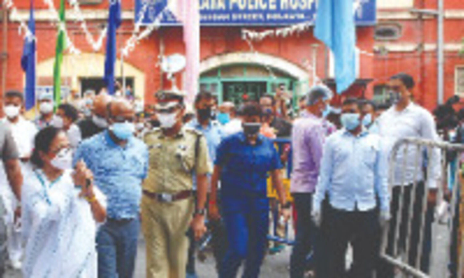 CM visits two   city hospitals