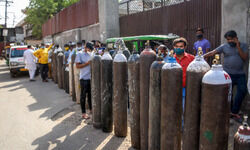 Cheated of oxygen supply at doorstep, teacher loses wife Cheated of oxygen supply at doorstep, teacher loses wife