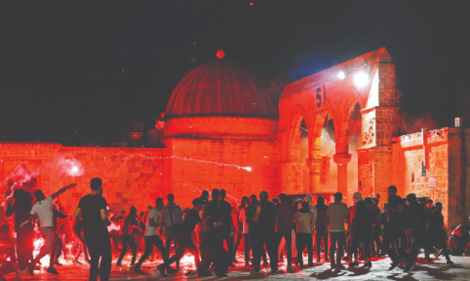 200 Palestinians hurt in   Al-Aqsa clashes with police
