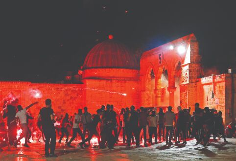 200 Palestinians hurt in   Al-Aqsa clashes with police