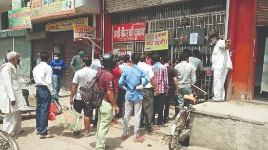 Liquor stores reopen to crowds in Noida Liquor stores reopen to crowds in Noida