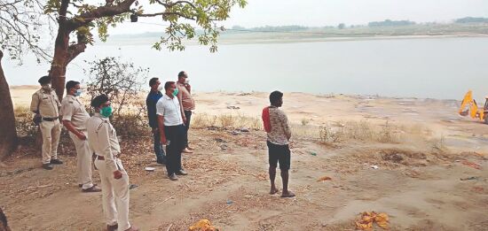 Stop people from dumping bodies in Ganga, its tributaries: Centre Stop people from dumping bodies in Ganga, its tributaries: Centre