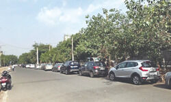 Gurugram: Thousands queue up at drive-in vaccine centre that had 200 doses in stock Gurugram: Thousands queue up at drive-in vaccine centre that had 200 doses in stock