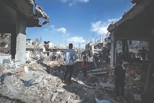 Palestinians flee as Israeli artillery pounds northern Gaza