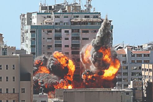 Israel bombs building in Gaza housing AP, Al-Jazeera offices Israel bombs building in Gaza housing AP, Al-Jazeera offices