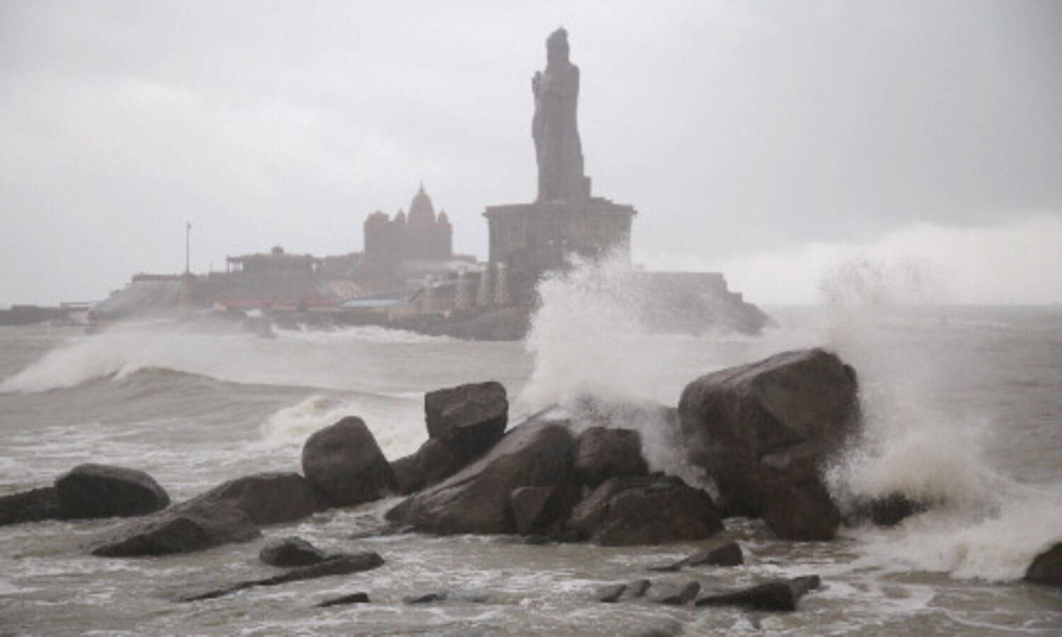 Heavy rains lash Kerala; water level rises in many dams
