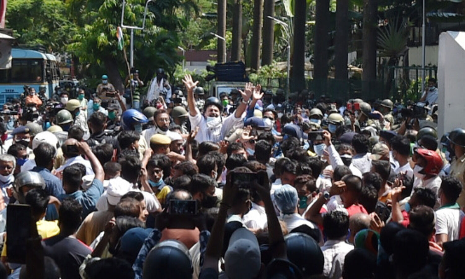 HC stays bail granted to top TMC leaders, ex-Mayor; Suvendu, Mukul untouched