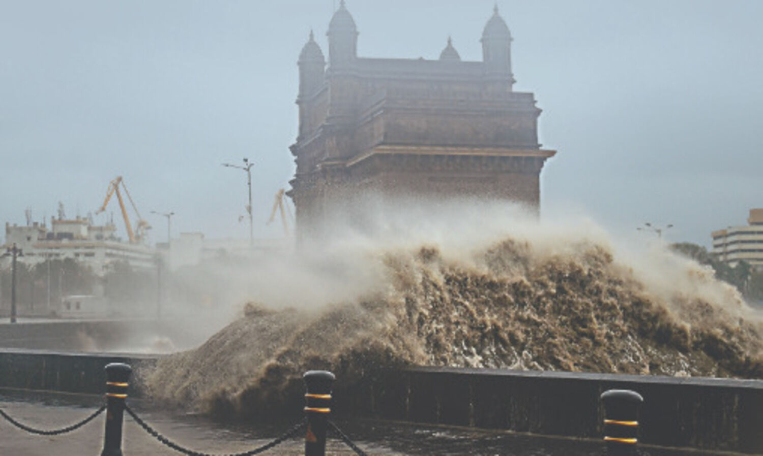 Tauktae landfall starts 14 dead in Maha, Ktaka; 2 lakh moved in Guj