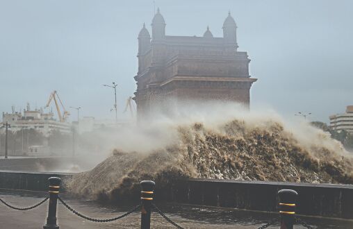 Tauktae landfall starts 14 dead in Maha, Ktaka; 2 lakh moved in Guj