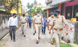 District top cop helps elderly amid Covid curbs District top cop helps elderly amid Covid curbs