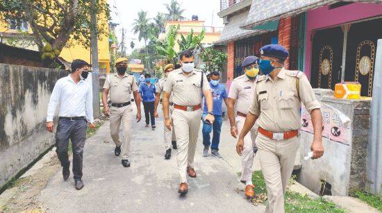 District top cop helps elderly amid Covid curbs