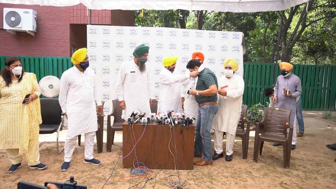 Subordinate Service Selection Board member, Congress leader and Punjabi Singer Balkar Sidhu joins Aam Aadmi Party Subordinate Service Selection Board member, Congress leader and Punjabi Singer Balkar Sidhu joins Aam Aadmi Party